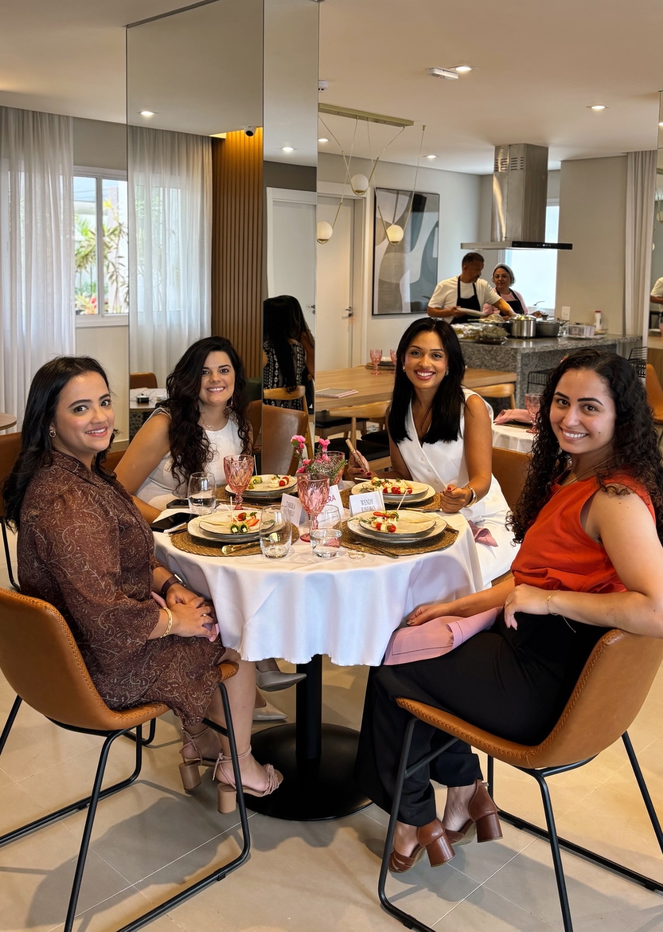 Mentoradas reunidas à mesa posta do encontro presencial
