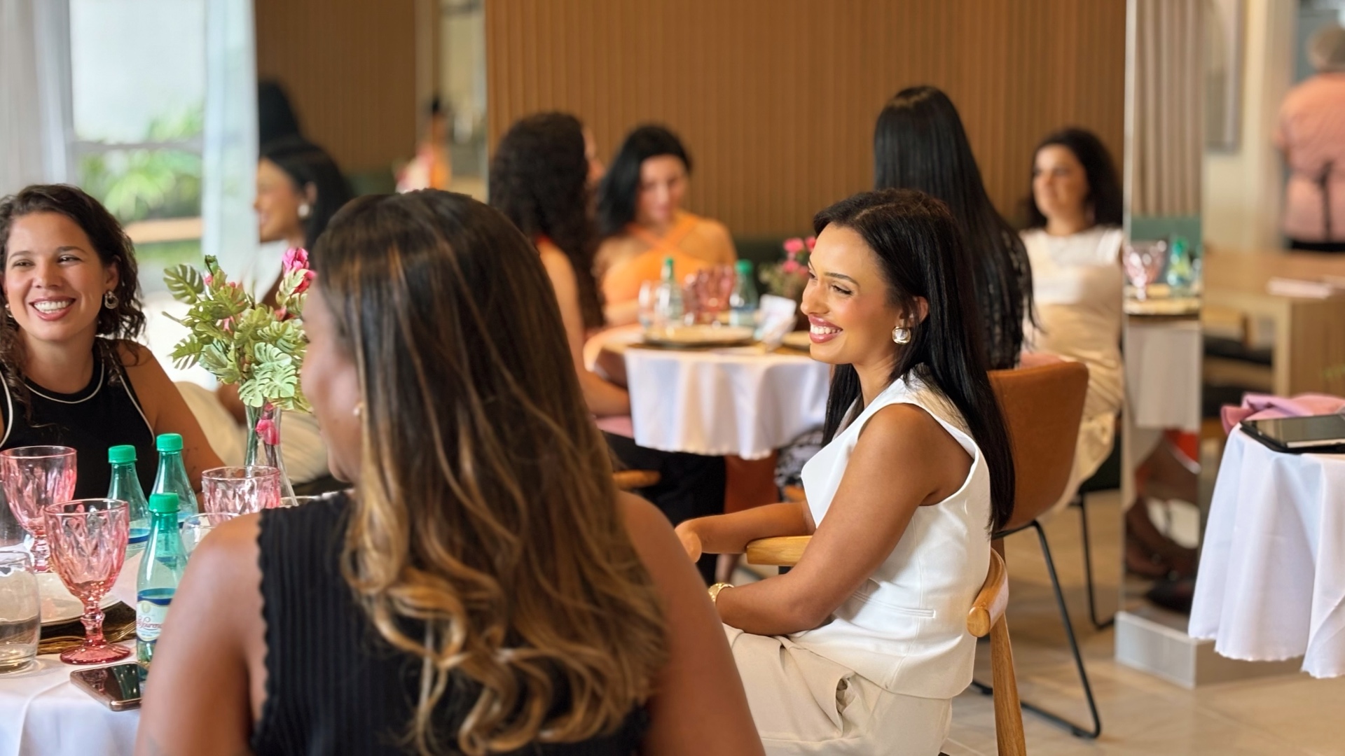 Integrantes conversando durante almoço do Lidera Club