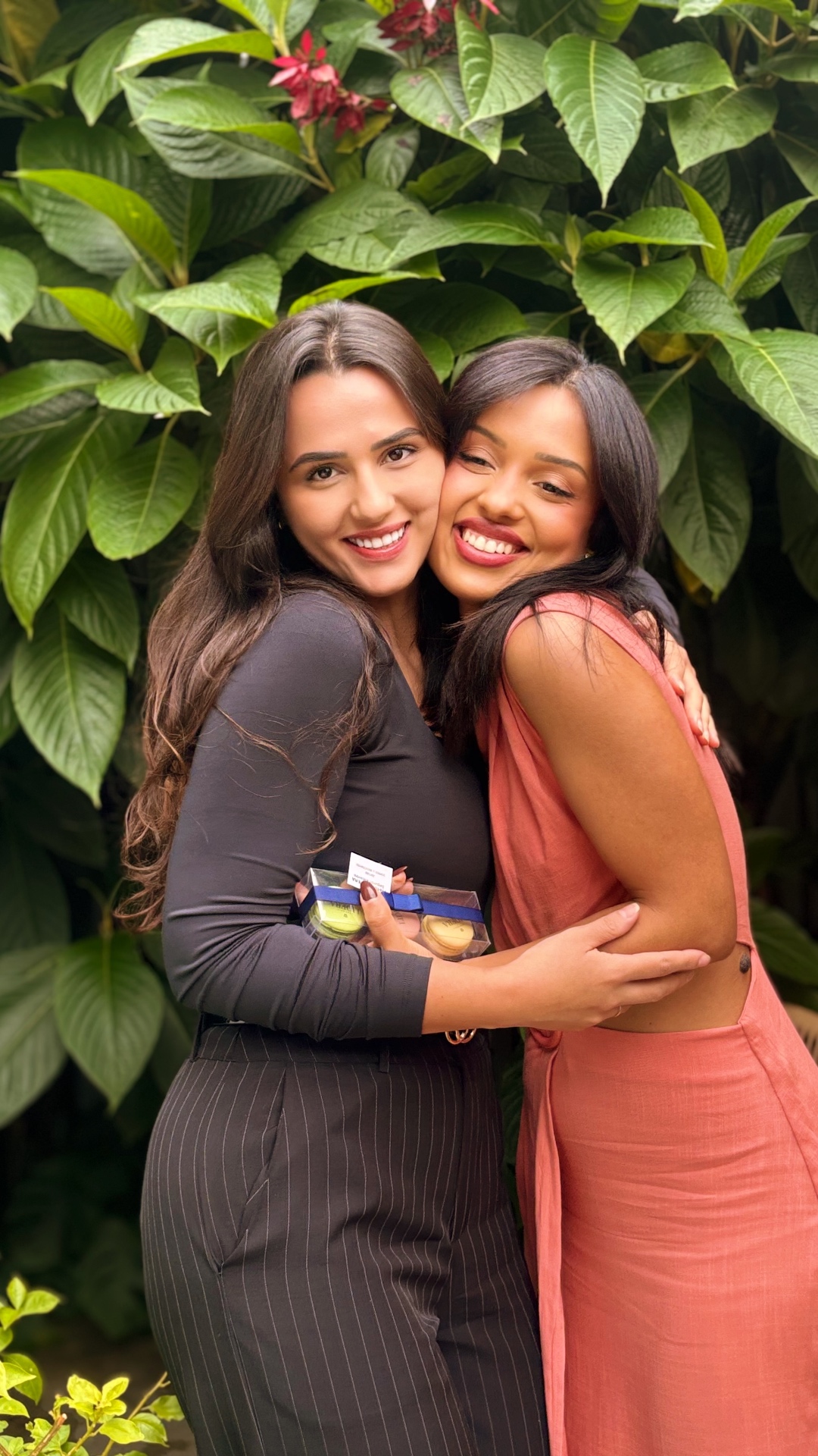 Duas integrantes celebrando juntas com mimo da mentoria