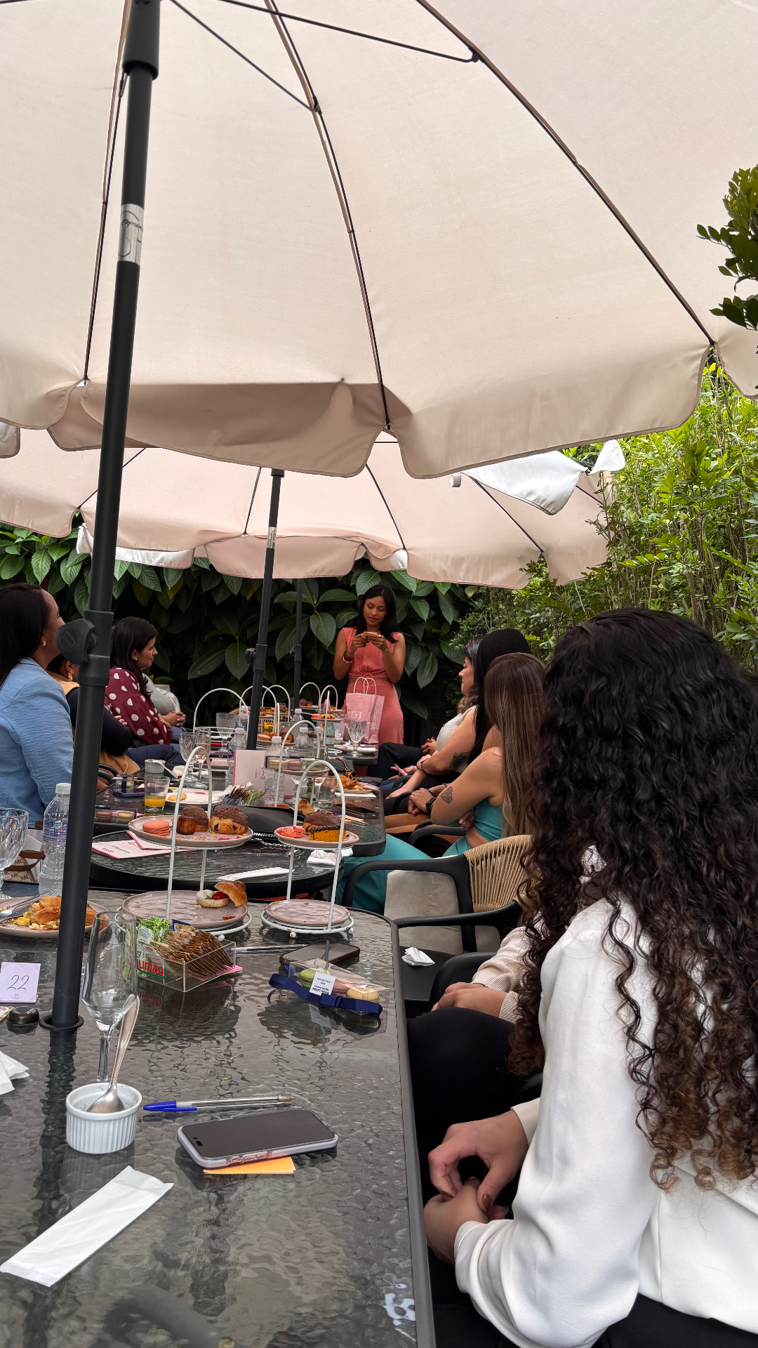Encontro do Lidera Club ao ar livre com mesa posta sob ombrelones